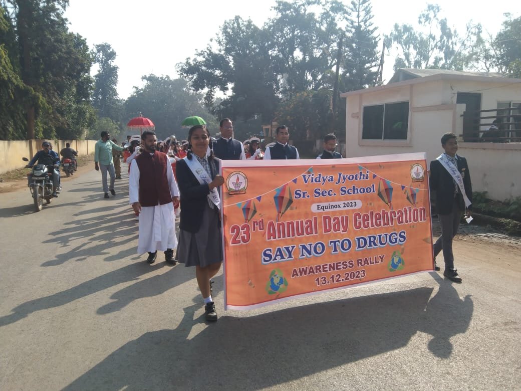 लोगो को नशा मुक्त करने स्कूली बच्चों ने निकली रैली
