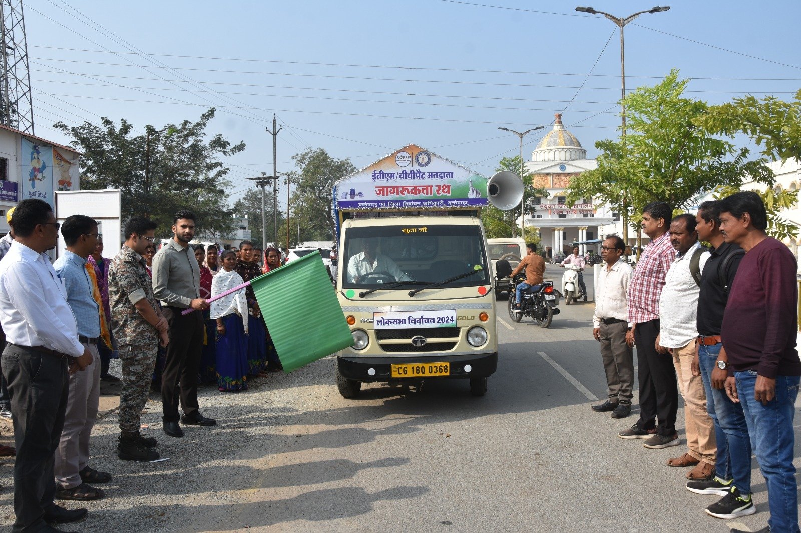 कलेक्टर ने मतदाता जागरूकता रथ को हरी झंडी दिखाकर किया रवाना