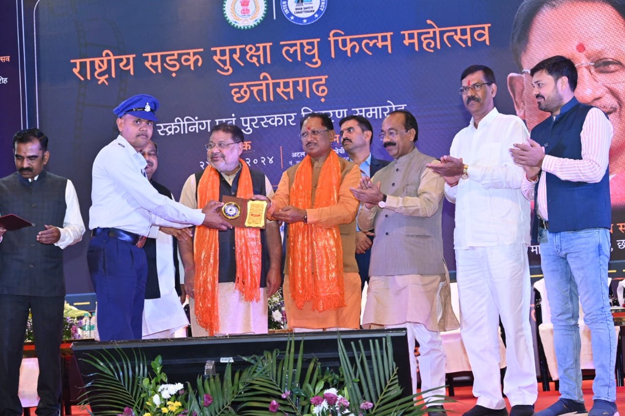 यातायात में उत्कृष्ट कार्य करने वाले कर्मचारियों को मुख्यमंत्री ने किया पुरस्कृत