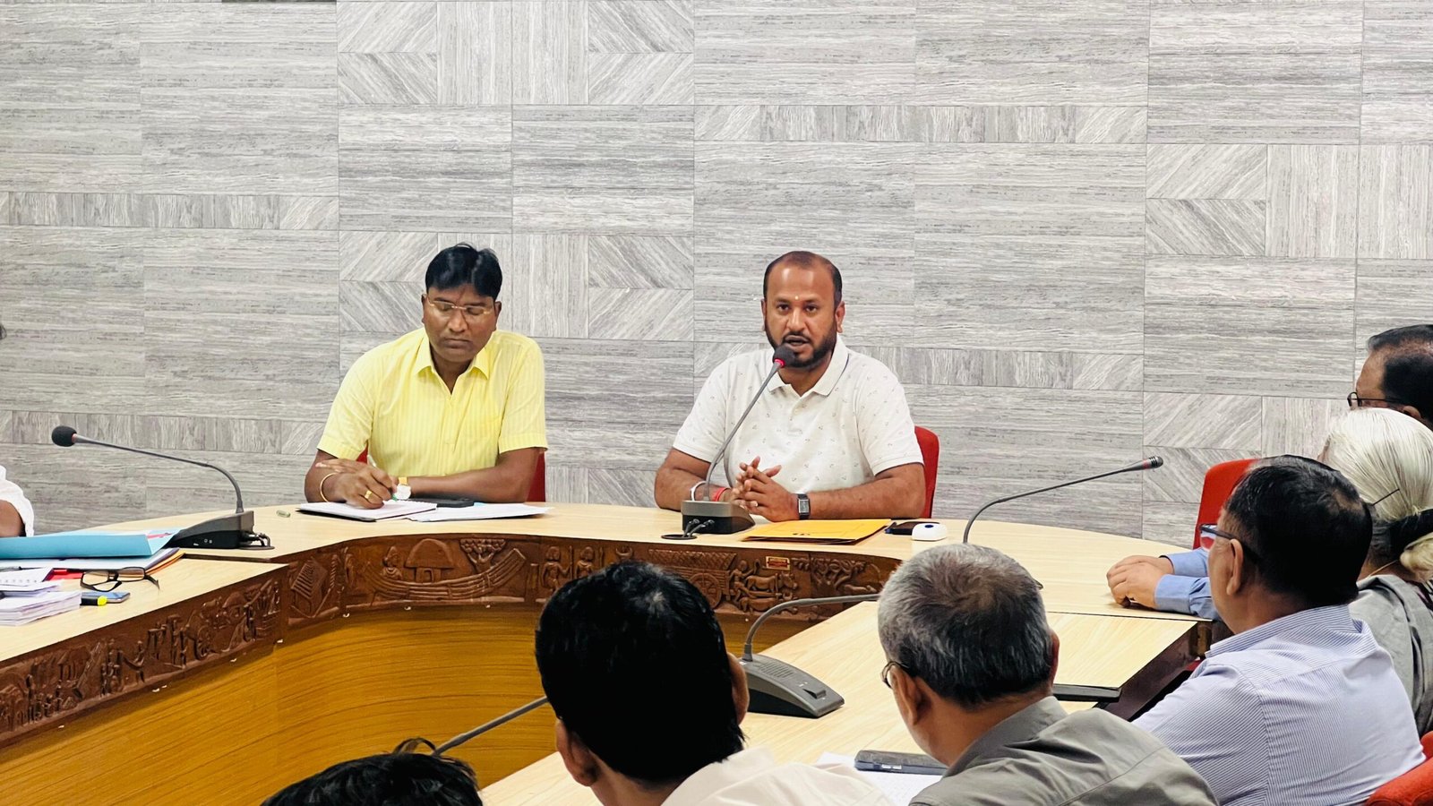 कलेक्टर ने लिया सीएसआर मद के विकास कार्यों की समीक्षा बैठक