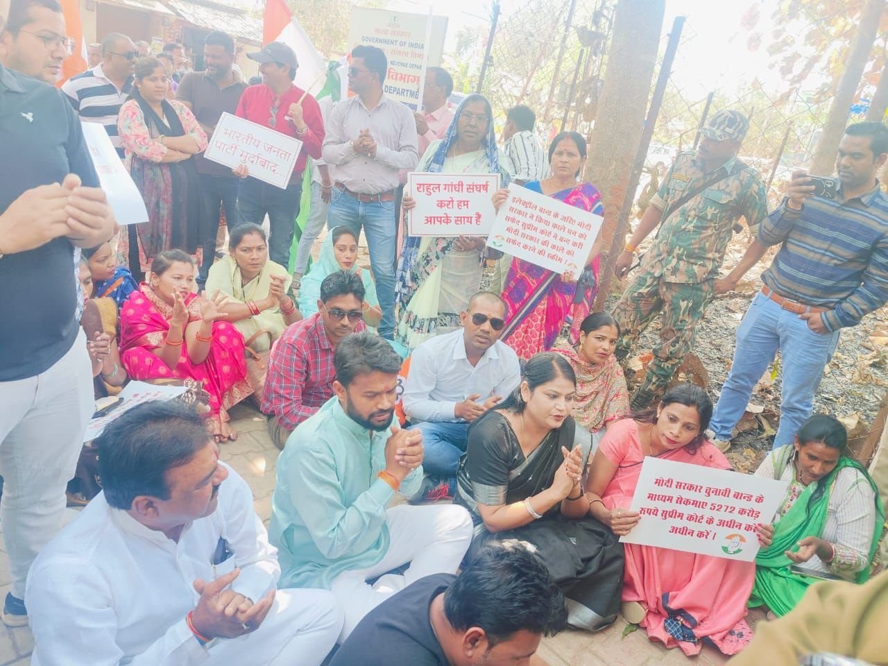 बैंक खातों को फ्रीज करने के विरोध में केंद्र सरकार के खिलाफ कांग्रेसियों ने किया प्रदर्शन