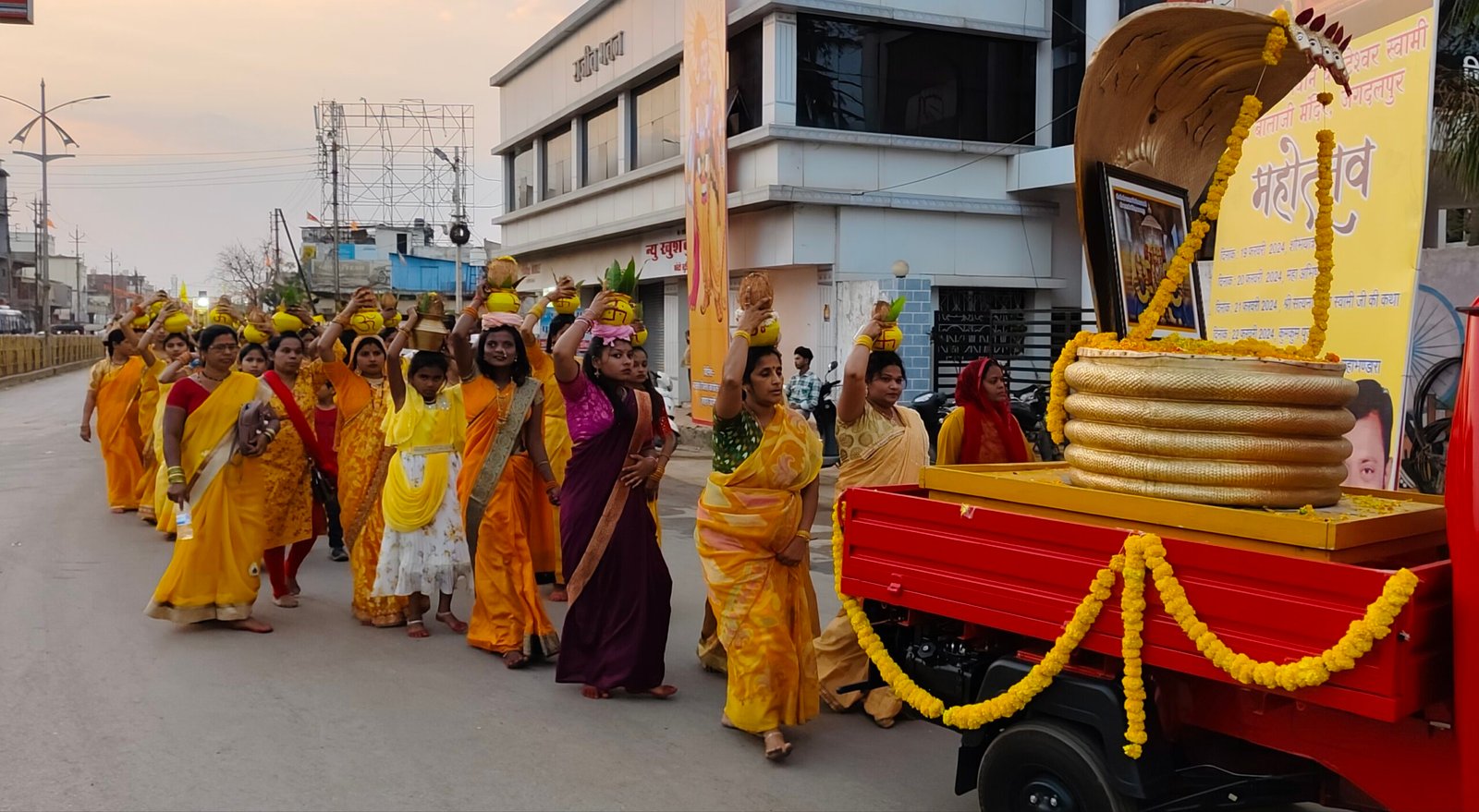शोभायात्रा में भक्तों के साथ भगवान बालाजी ने किया नगर भ्रमण 
