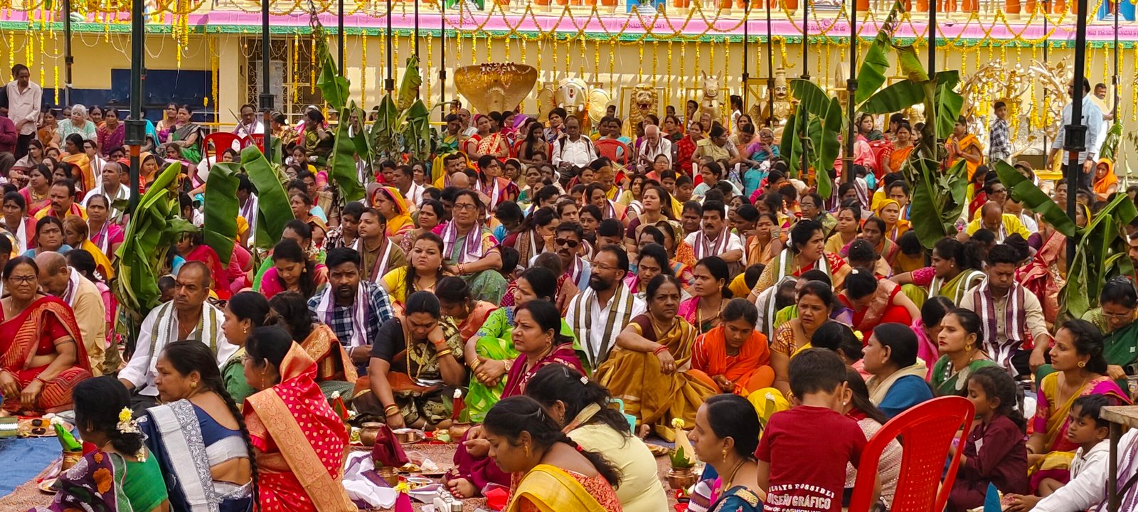 बालाजी मन्दिर में सत्यनारायण कथा में श्रद्धालुओं ने ईश्वर की गाथा सुनी