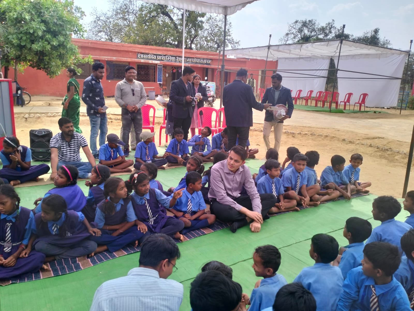 कलेक्टर सहित आला अधिकारियों ने स्कूली बच्चों के साथ किया न्योता भोज