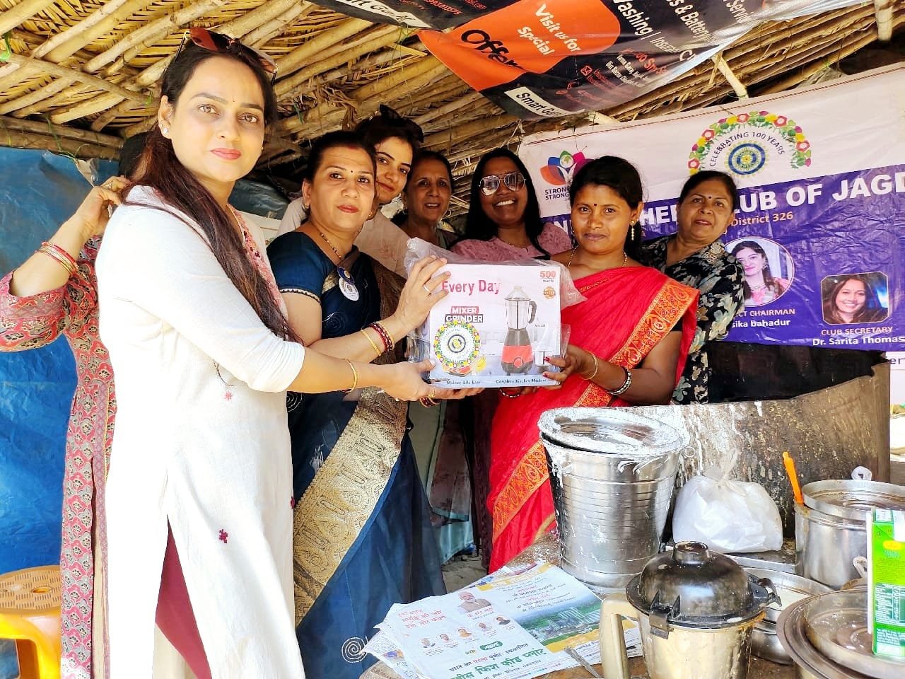 इनर व्हील क्लब ऑफ़ जगदलपुर ने किया लाभार्थी महिला का सम्मान