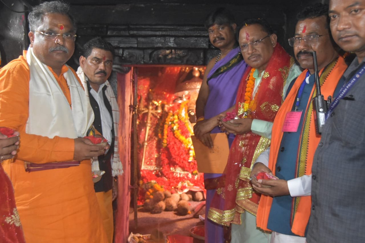 मुख्यमंत्री ने बस्तर की आराध्य देवी मां दंतेश्वरी की दर्शनकर प्रदेशवासियों के सुख-समृद्धि की कामना की