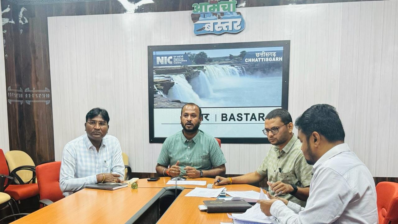 रिटर्निग अधिकारी ने निर्वाचन की तैयारियों के संबंध में क्लेक्टरो से किया वीडियो कान्फ्रेसिंग बैठक