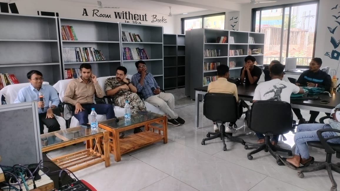 अनुभव की पाठशाला में कलेक्टर ने प्रतियोगी परीक्षाओं हेतु दिए सुझाव
