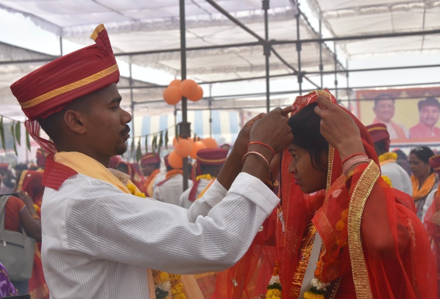 सामूहिक विवाह में 300 जोड़े दाम्पत्य सूत्र में बंधे, विधायक ने दिया आशीर्वाद