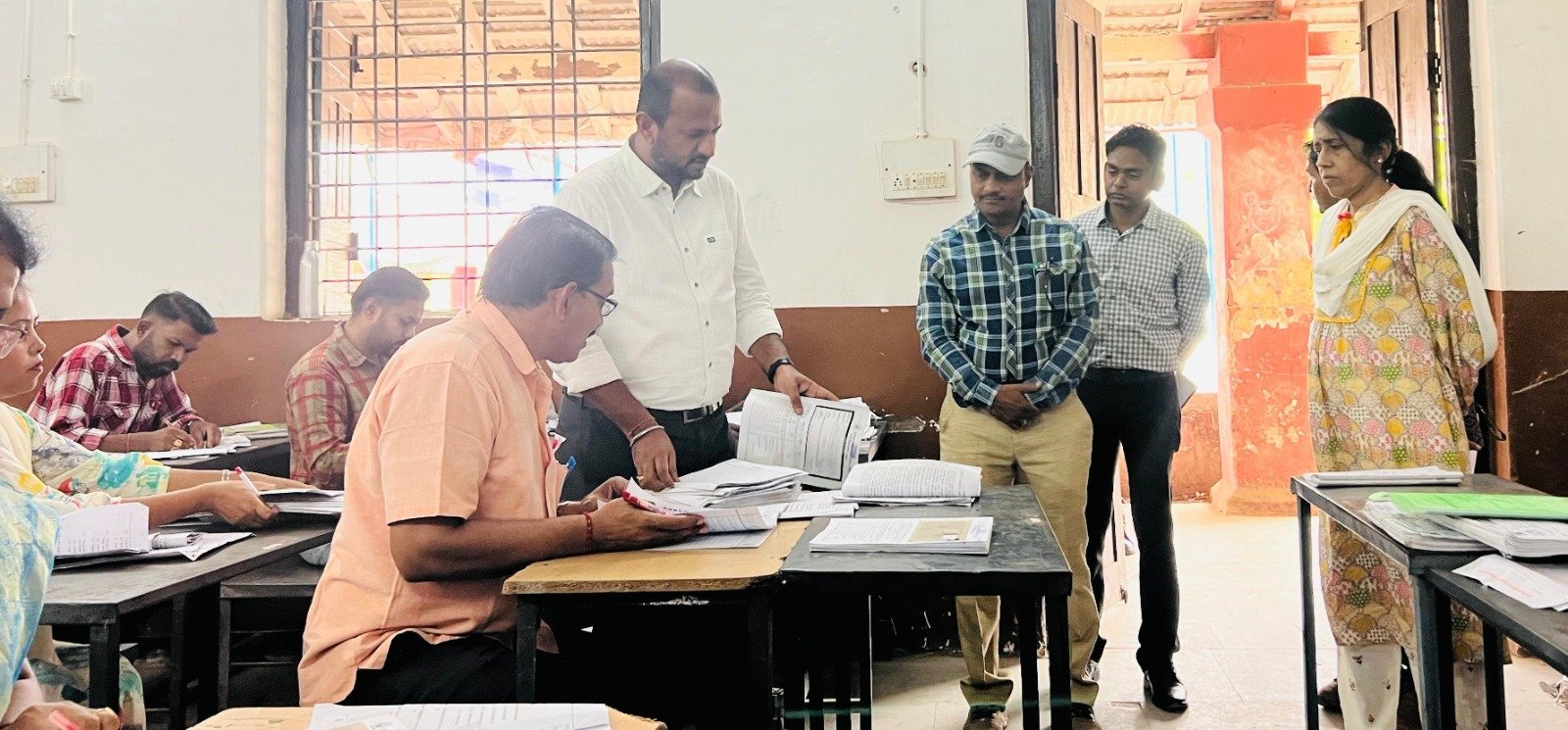 कलेक्टर ने बोर्ड परीक्षा के उत्तर पुस्तिका के मूल्यांकन कार्य का लिया जायजा