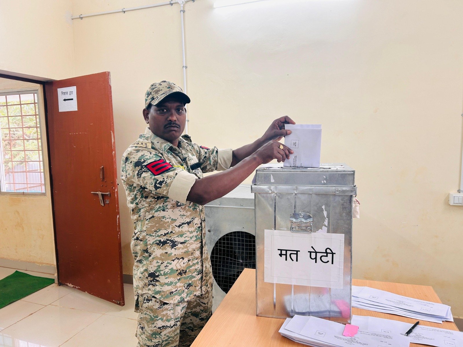 पोस्टल बैलेट सुविधा केन्द्र में सुरक्षा बलों ने किया मतदान