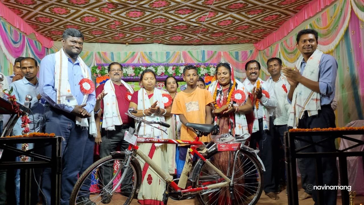 एएम, एनएस इंडिया द्वारा मेधावी छात्रों को बांटी निशुल्क साइकिलें