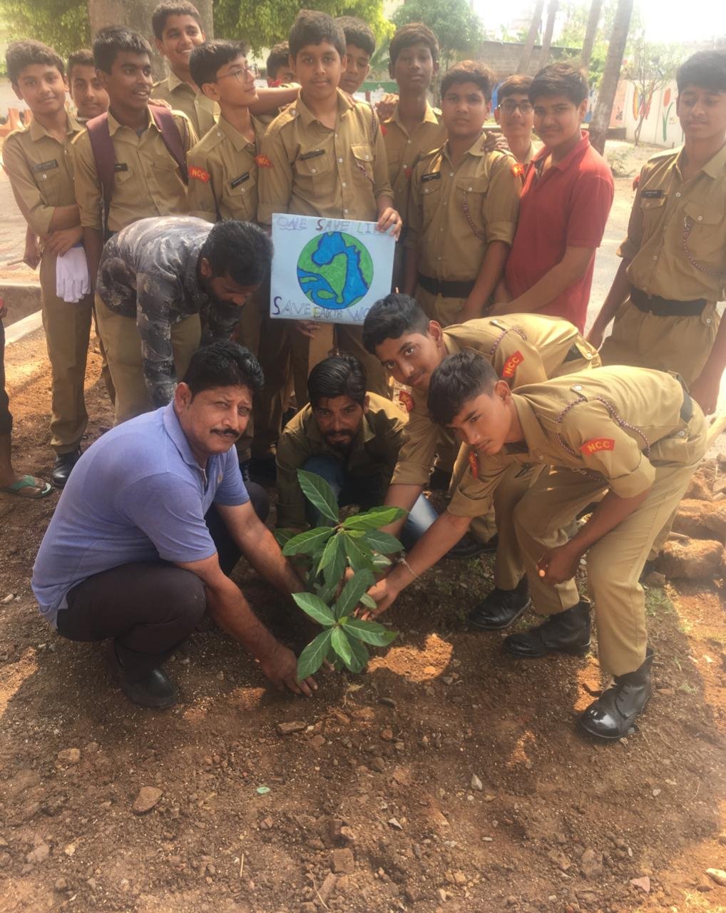 वृक्षारोपण कर छात्रों ने विश्व पृथ्वी दिवस उत्साह से मनाया