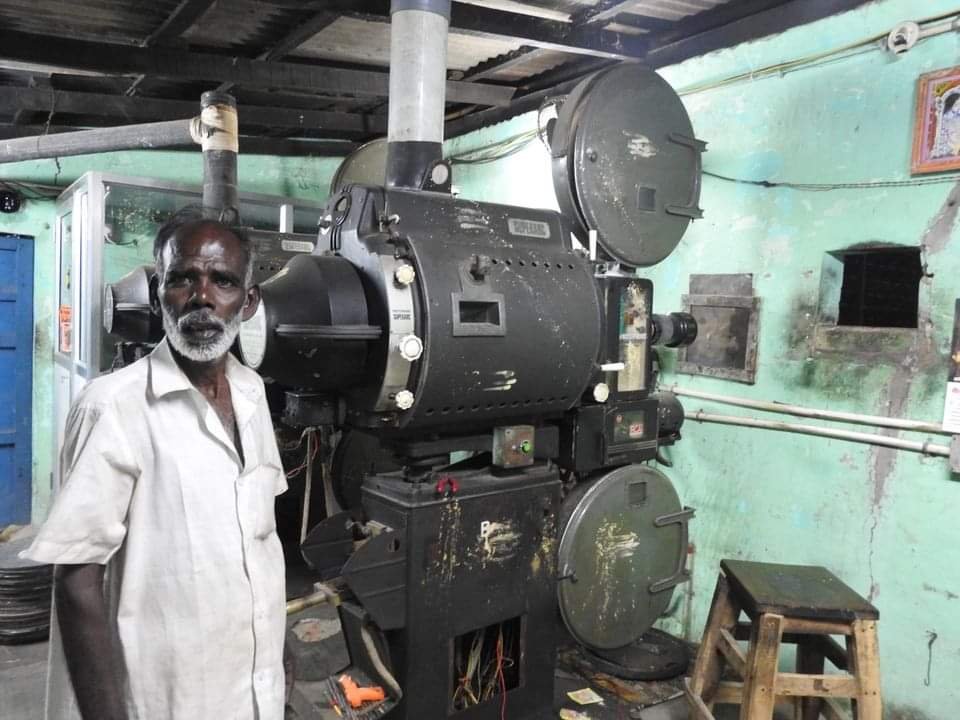 पर्दे के पीछे हमारे मनोरंजन की कमान संभालने वाले गुमनाम हीरो