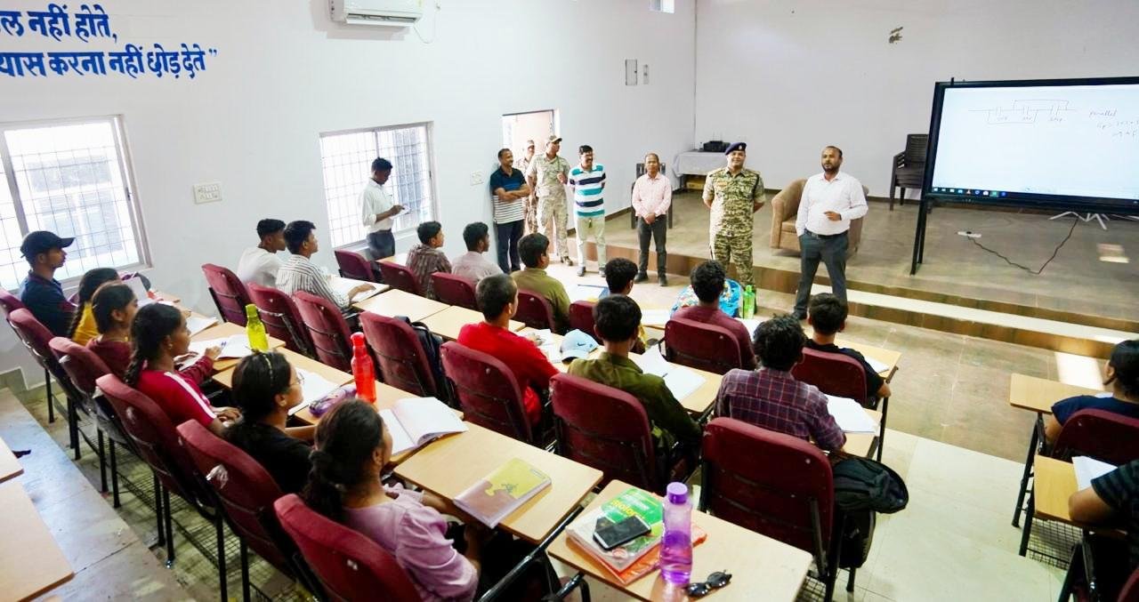 परीक्षा से घबराएं नहीं, एक लक्ष्य के साथ तैयारी को अंतिम रूप दें : कलेक्टर