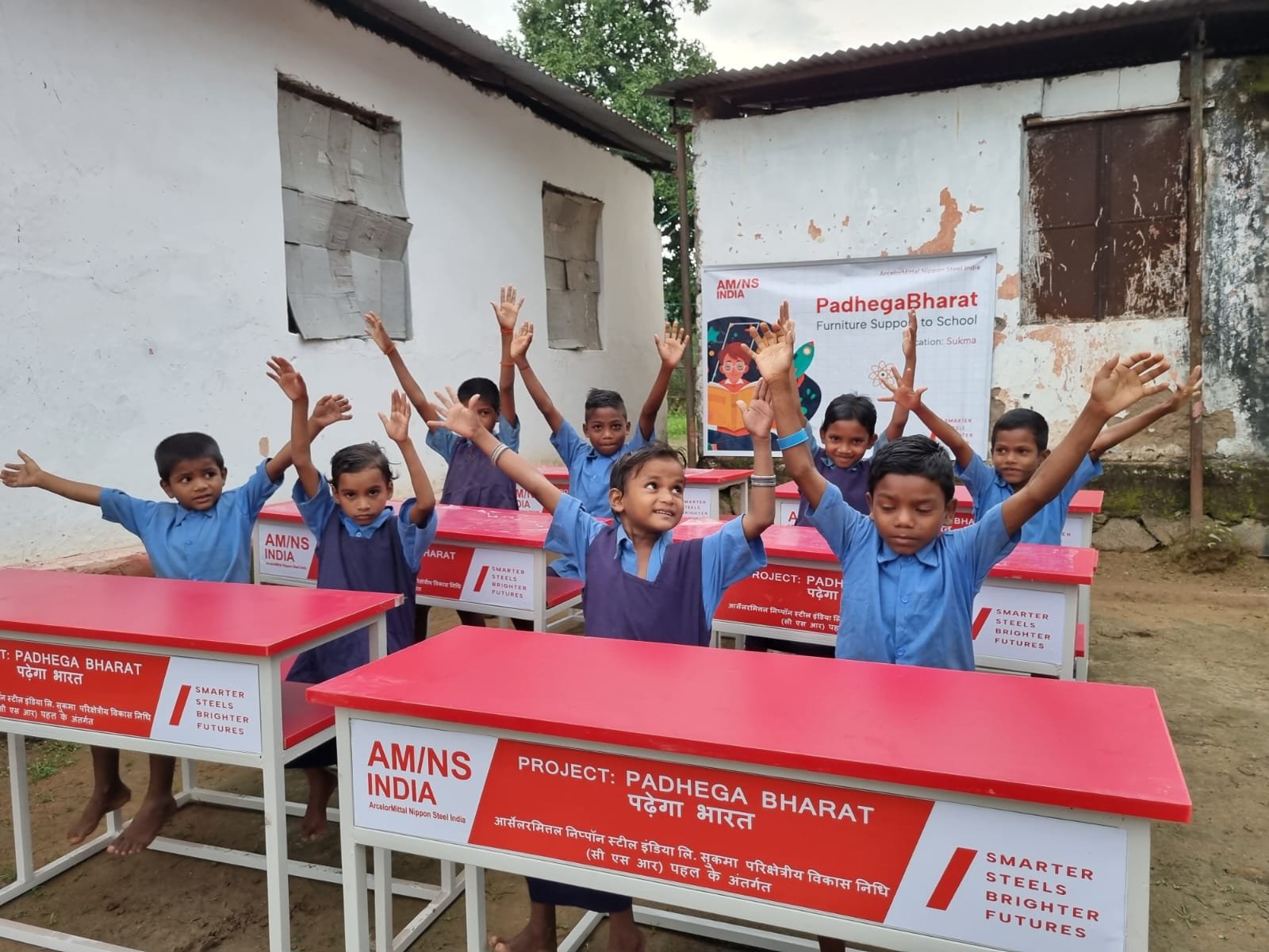 एएम, एनएस इंडिया द्वारा प्राथमिक विद्यालयों को फर्नीचर का किया गया वितरण
