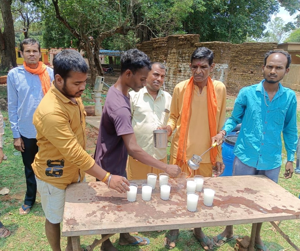 तीन दिनों तक चलने वाली परब में ग्रामीणों ने लोगों को पिलाया ठंड़ा शरबत