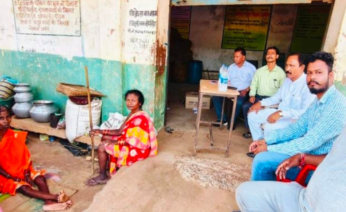 प्रशासन और जनप्रतिनिधि ने ली बेसहारा बुजुर्ग महिला की सुध