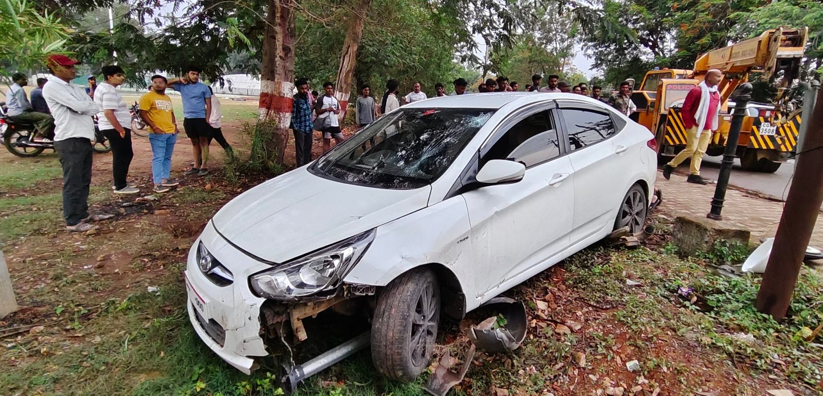 नशे में चूर कार चालक ने बाईक सवार को किया घायल