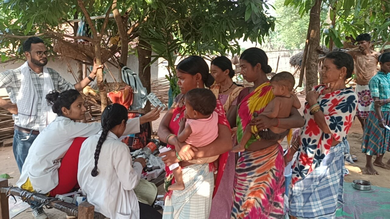 स्वास्थ्य कर्मियों को अपने बीच पाकर ग्रामीणों के चेहरे पर आई मुस्कान