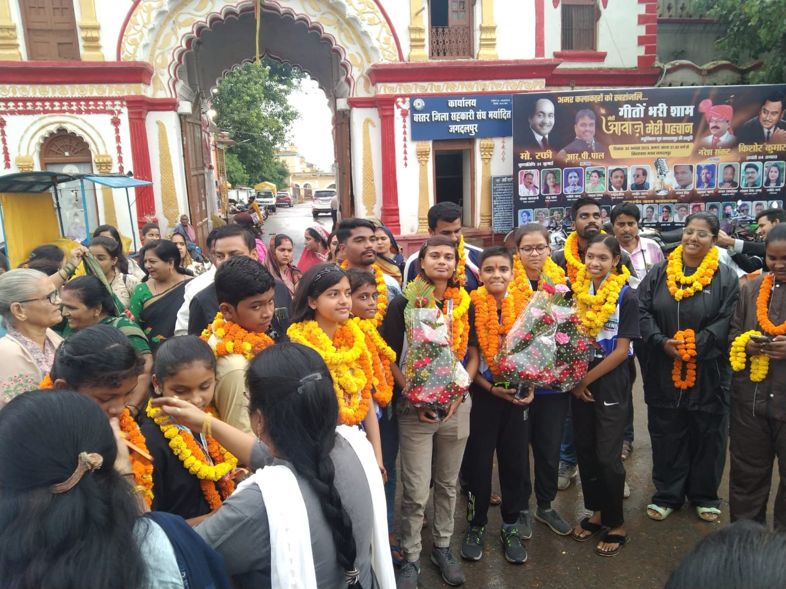 म्युथाई प्रतियोगिता से वापस आए खिलाडियों ने माँ दंतेश्वरी की किये दर्शन, साथियों ने किया स्वागत