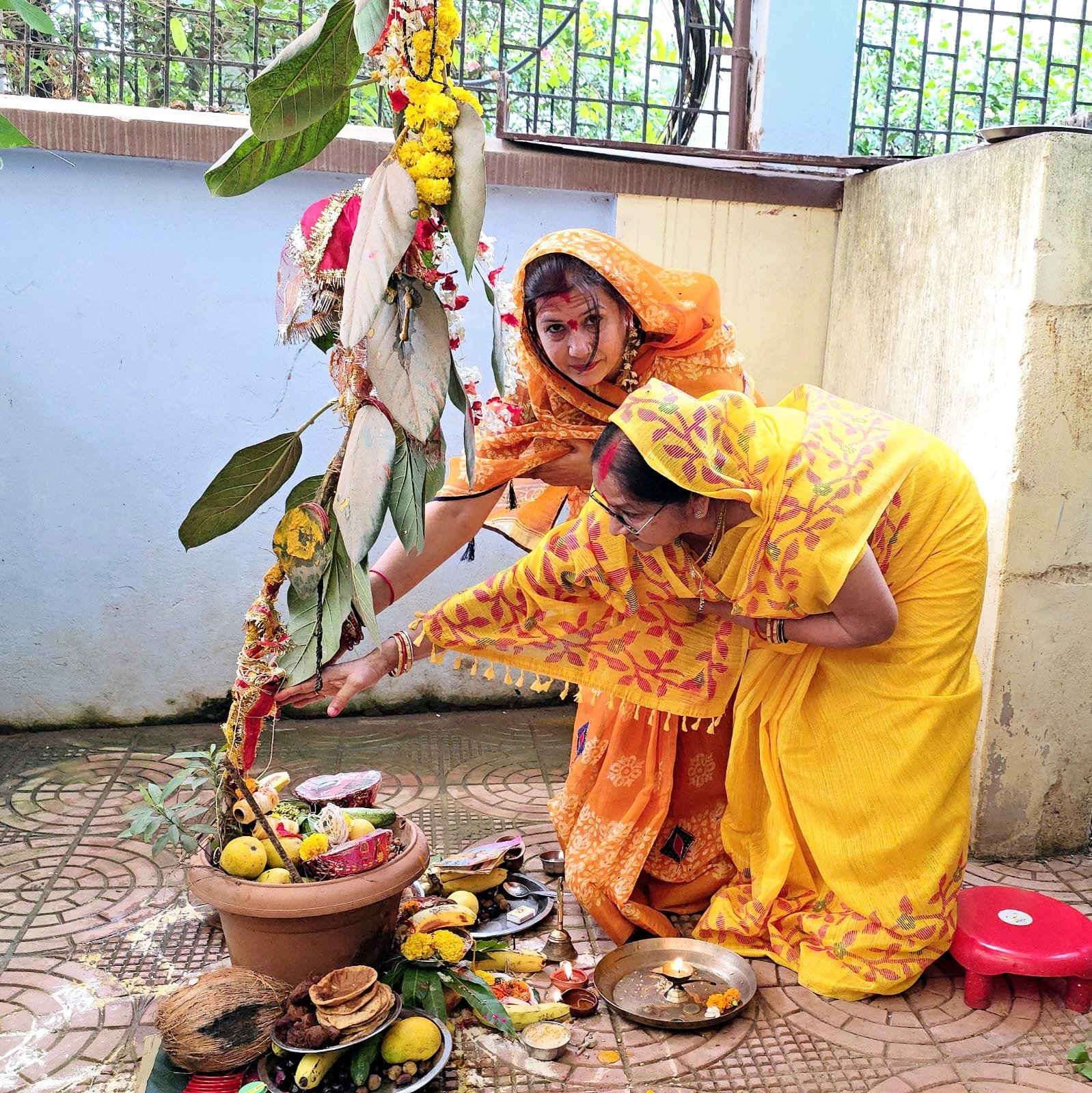 वट वृक्ष की पूजा अर्चना कर महिलाओं ने अपने पति की दीर्घायु और सुख समृद्धि की कामना की