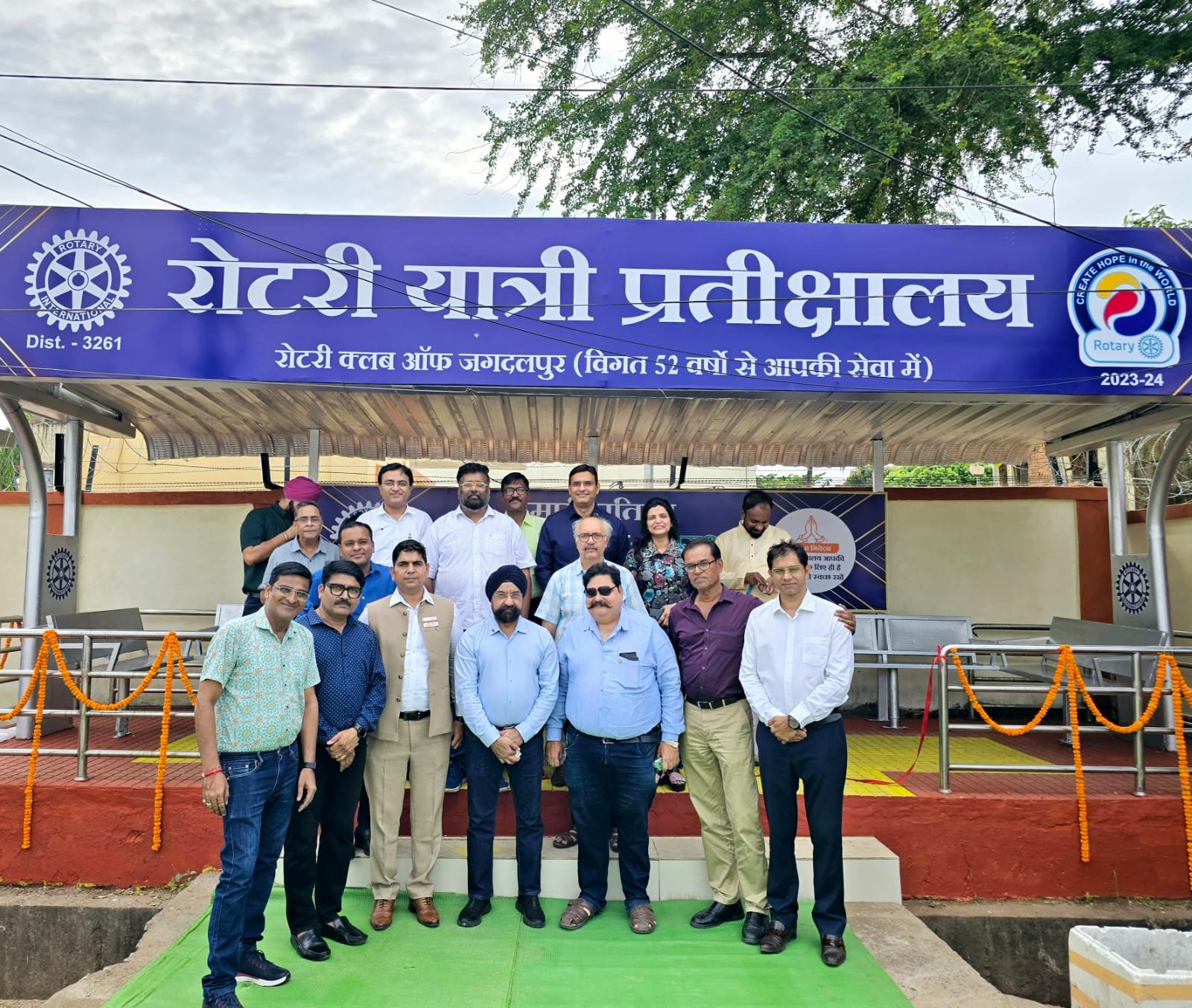 रोटरी क्लब के गवर्नर ने किया यात्री प्रतीक्षालय का लोकार्पण