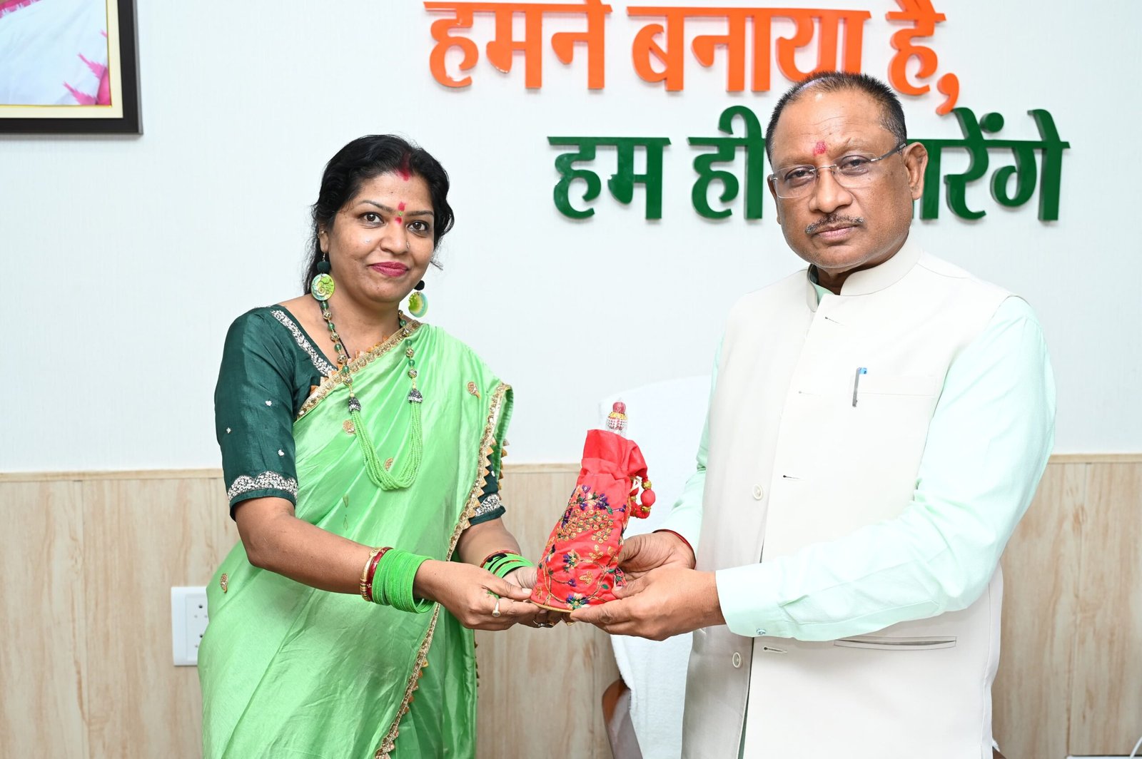 भाजपा नेत्री दीप्ति पांडे ने मुख्यमंत्री को छप्पन भोग प्रसाद भेंट किया