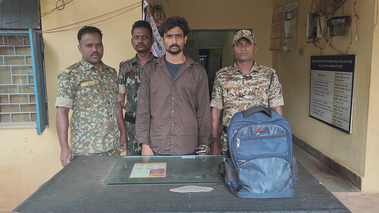 रेल्वे में सफाई कर्मी सहित अन्य दो आरोपियों पर अवैध गांजा तस्करी करने पर बस्तर और दंतेवाड़ा पुलिस ने की कार्यवाही
