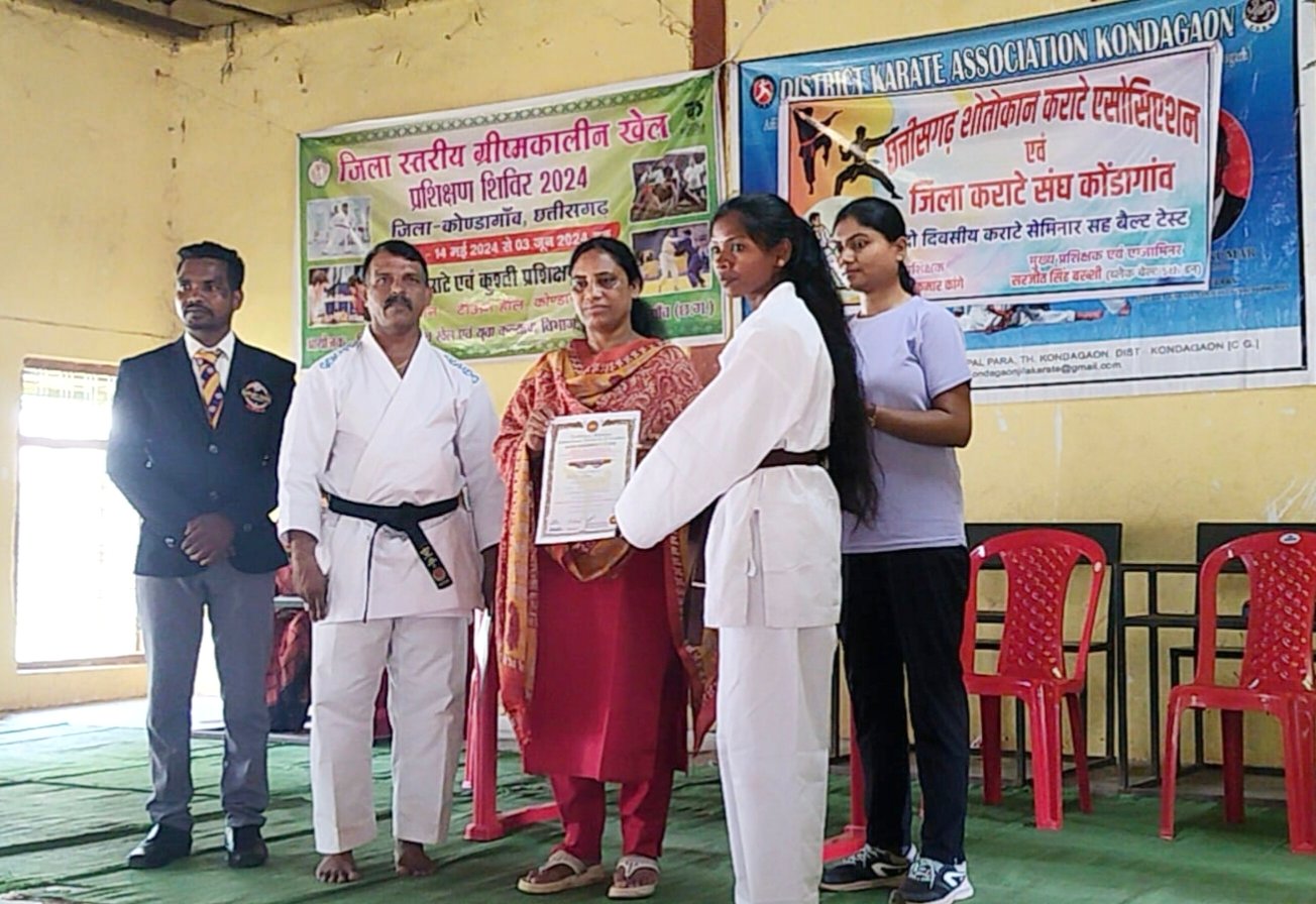 कराटे सेमिनार एवं बेल्ट टेस्ट में पास खिलाड़ियों को विधायक लता उसेंडी ने सम्मानित किया