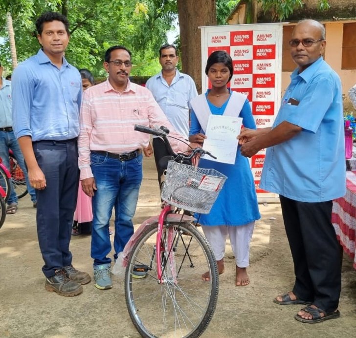 टॉपर छात्रों को नगर पालिका अध्यक्ष ने साइकिल वितरण कर बढ़ाया उत्साह