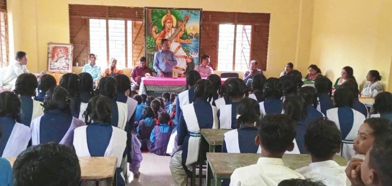 स्कूलों में हर्षोल्लास के साथ मनाया गया गुरुपूजन पर्व