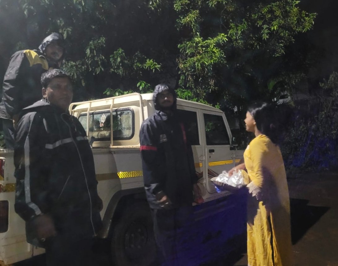 जिला प्रशासन एवं एन.एम.डी.सी. की टीम द्वारा तत्काल राहत कार्य शुरू