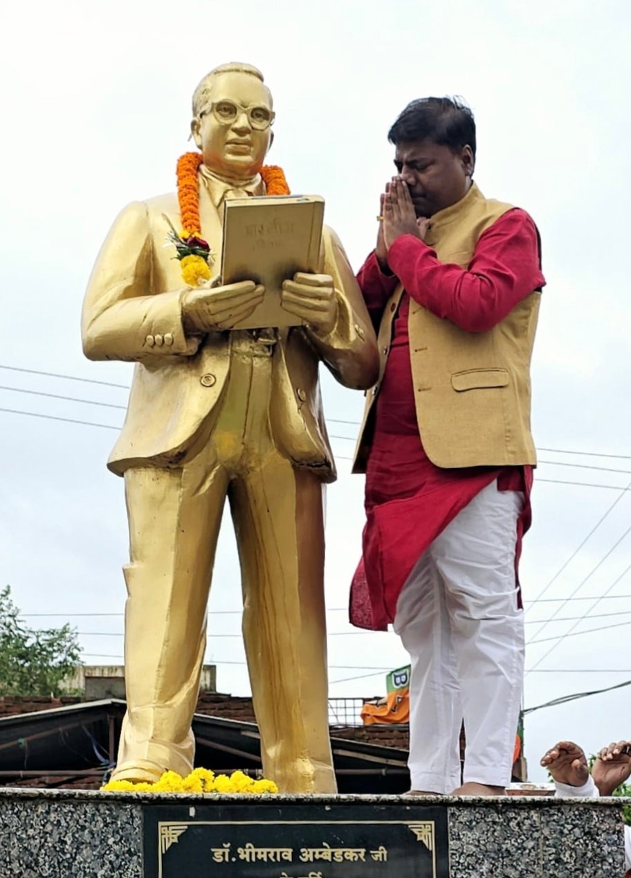 वन मंत्री ने अंबेडकर की मूर्ति पर माल्यार्पण कर एक पेड़ मां के नाम किया वृक्षारोपण