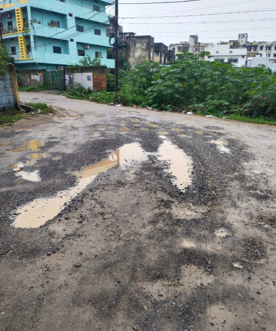 जर्जर सड़क व गंदगी की समस्या से हाउसिंग बोर्ड कॉलोनी के लोग हुए परेशान