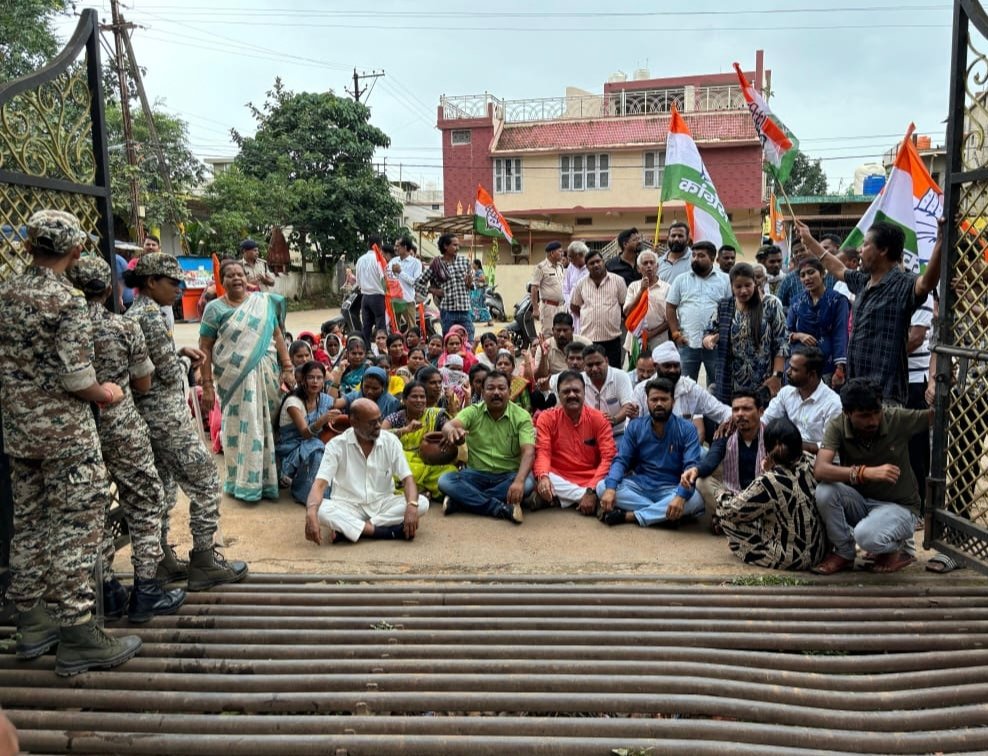 कांग्रेस कार्यकर्ताओं ने शहर के पेयजल आपूर्ति को लेकर नगर निगम का किया घेराव