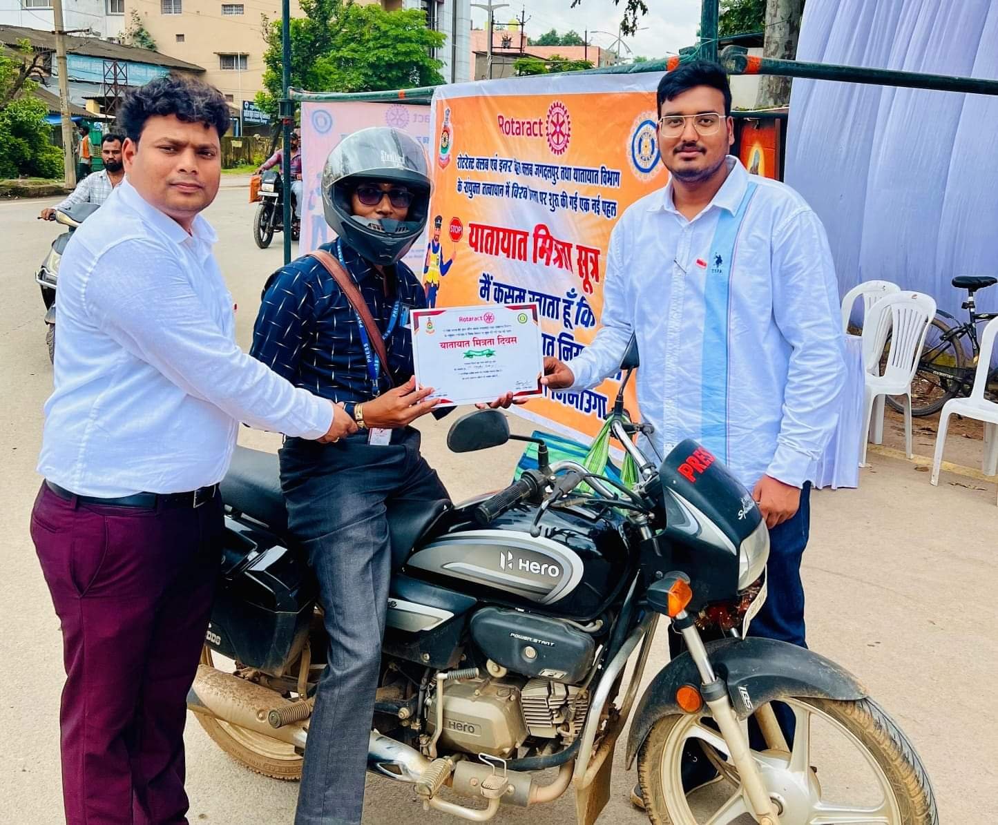 रोटरेक्ट क्लब, इनरव्हील क्लब ने यातायात पुलिस के साथ मनाया यातायात मित्रता दिवस