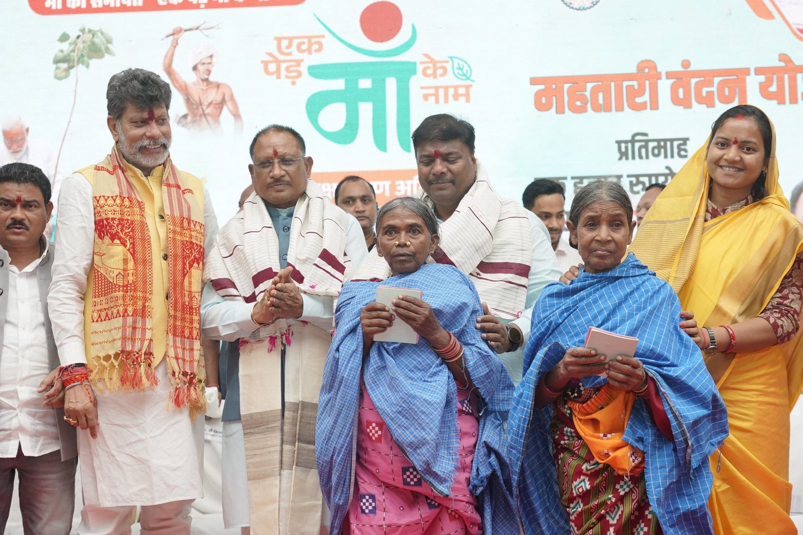 मुख्यमंत्री विष्णुदेव साय के हाथों वनाधिकार पत्र पाकर हर्षित हुईं सुनामनी एवं बुधरी