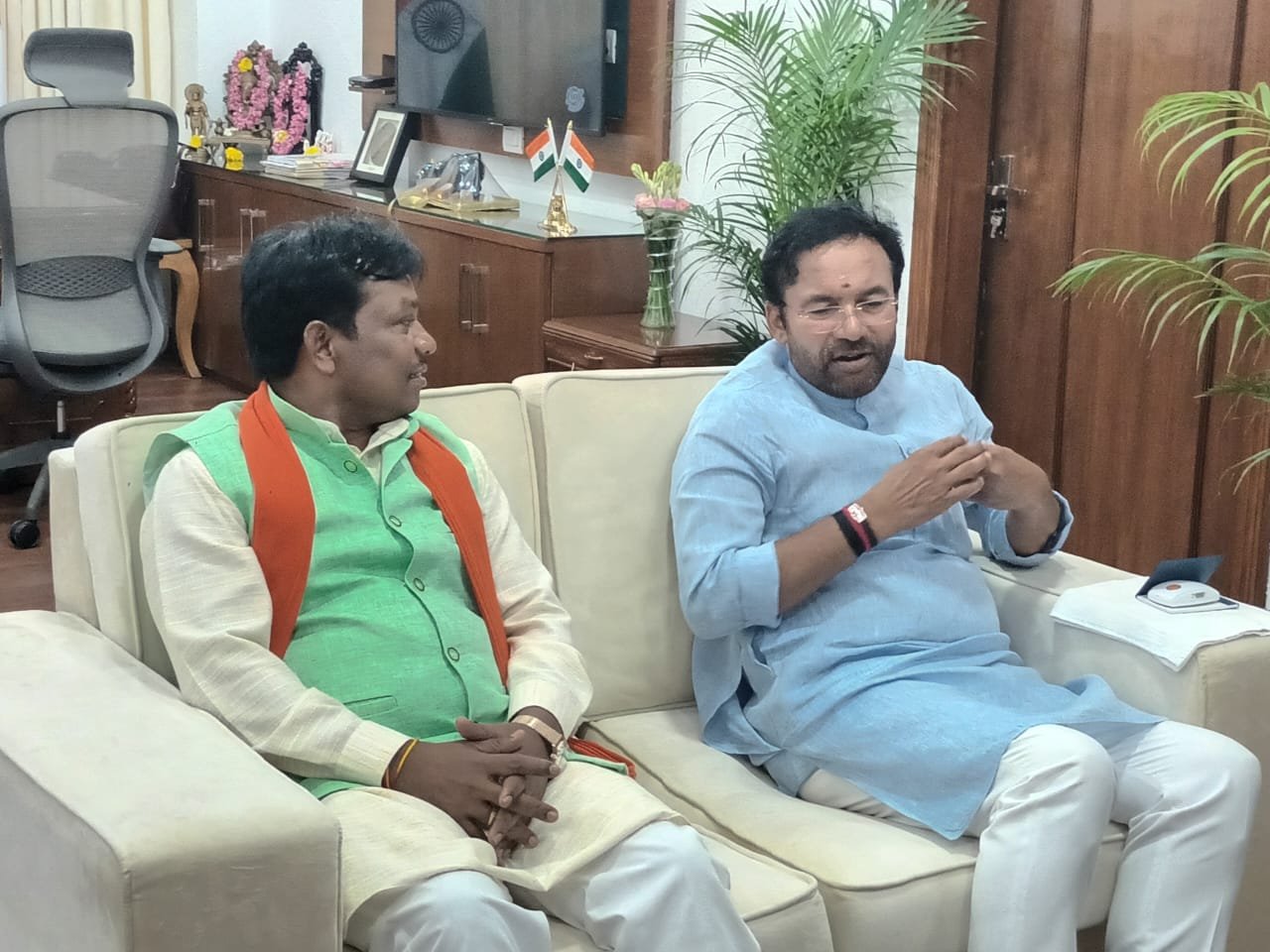 किरंदुल डैम से प्रभावित लोगों को मुआवजा दिलाने केंद्रीय मंत्री से मिले बस्तर सांसद
