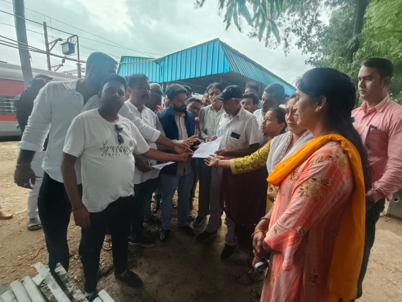 कांग्रेसियों ने प्रदेश से गुजरने वाली 72 ट्रेनों के परिचालन रद्द होने को लेकर ज्ञापन सौंपा