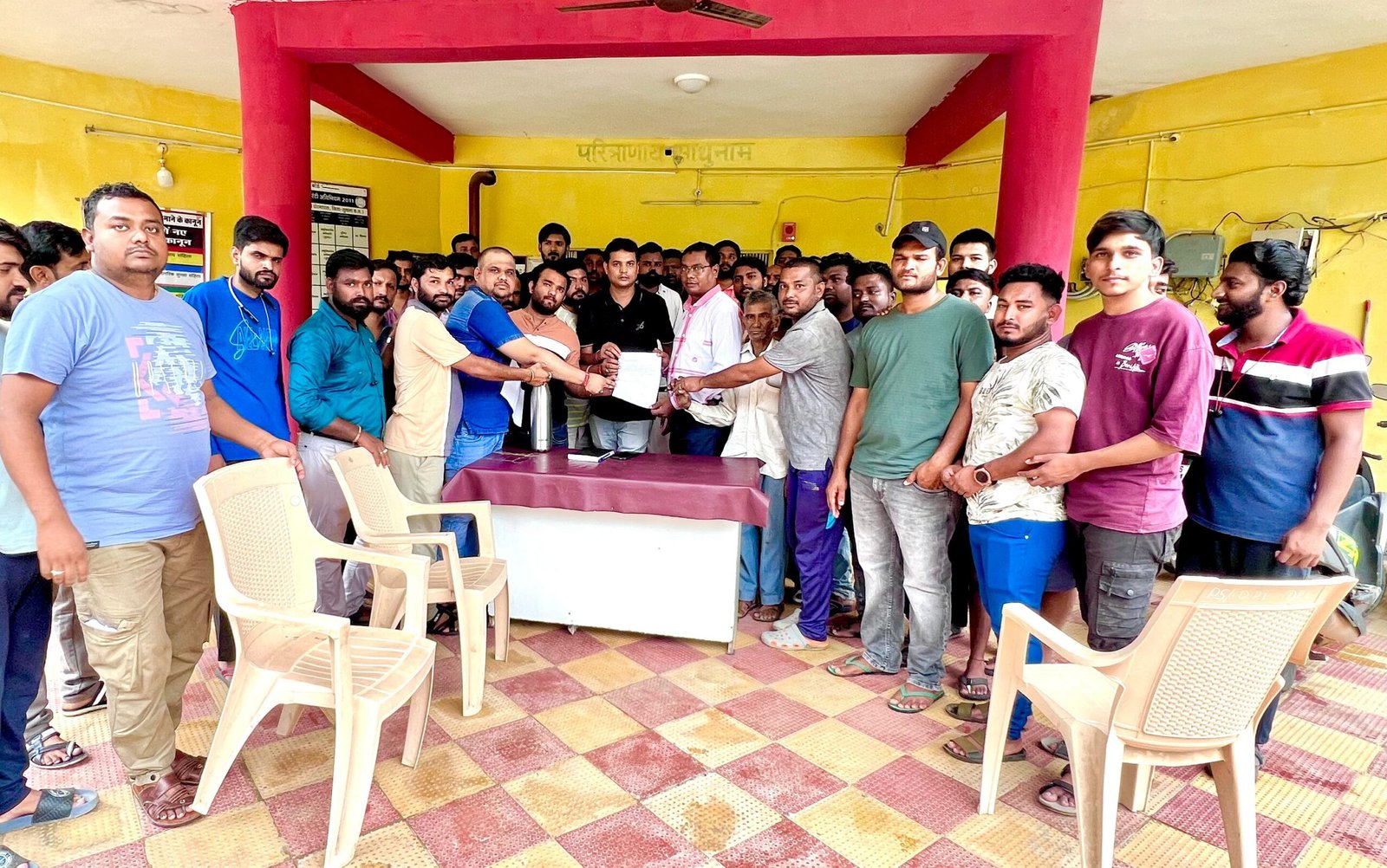 संदिग्ध व्यक्तियों पर कड़ी नजर रखने दोरनापाल यूथ हिन्दू संगठन द्वारा थाना प्रभारी को सौपा ज्ञापन
