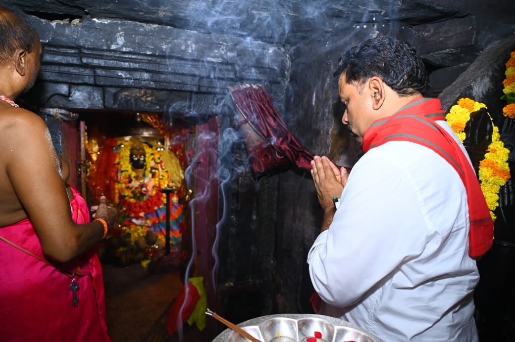 उपमुख्यमंत्री ने माँ दंतेश्वरी की पूजा-अर्चना कर प्रदेश की खुशहाली की कामना की