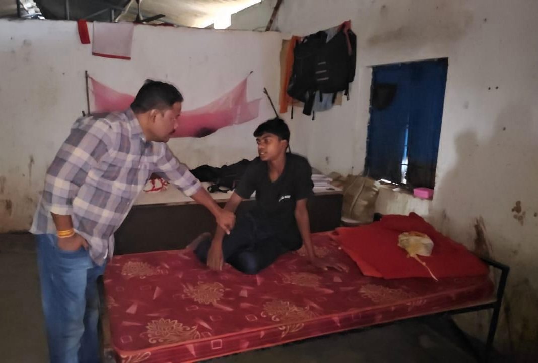 नक्सल क्षेत्र में स्थापित पोटाकेबिन के बच्चो से मिलने पहुंचे प्रदेश कांग्रेस महासचिव