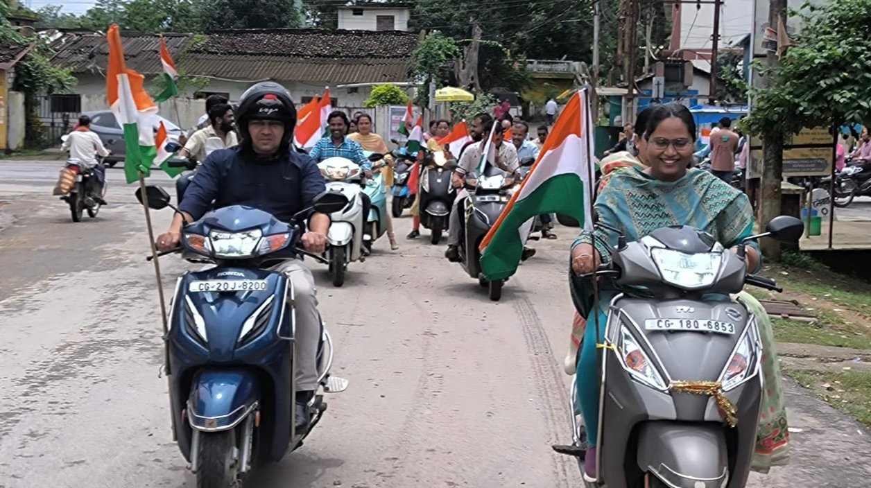 हर घर तिरंगा फहराने की अपील करते हुए नगर पालिका दंतेवाडा ने निकला तिरंगा यात्रा