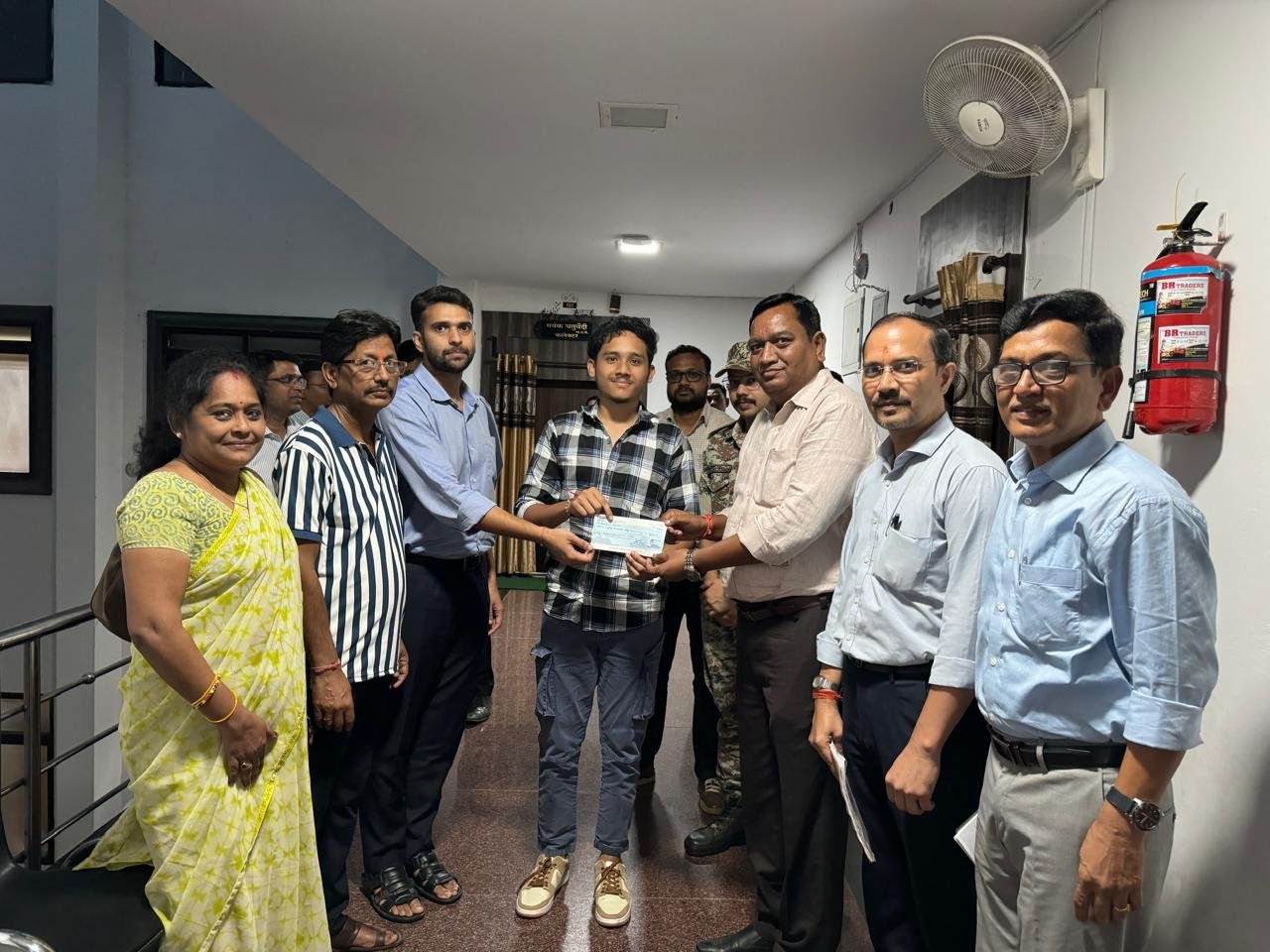 ज्ञानज्योति टॉपर्स अवार्ड के तहत् मेडिकल छात्र को दिया गया प्रोत्साहन राशि