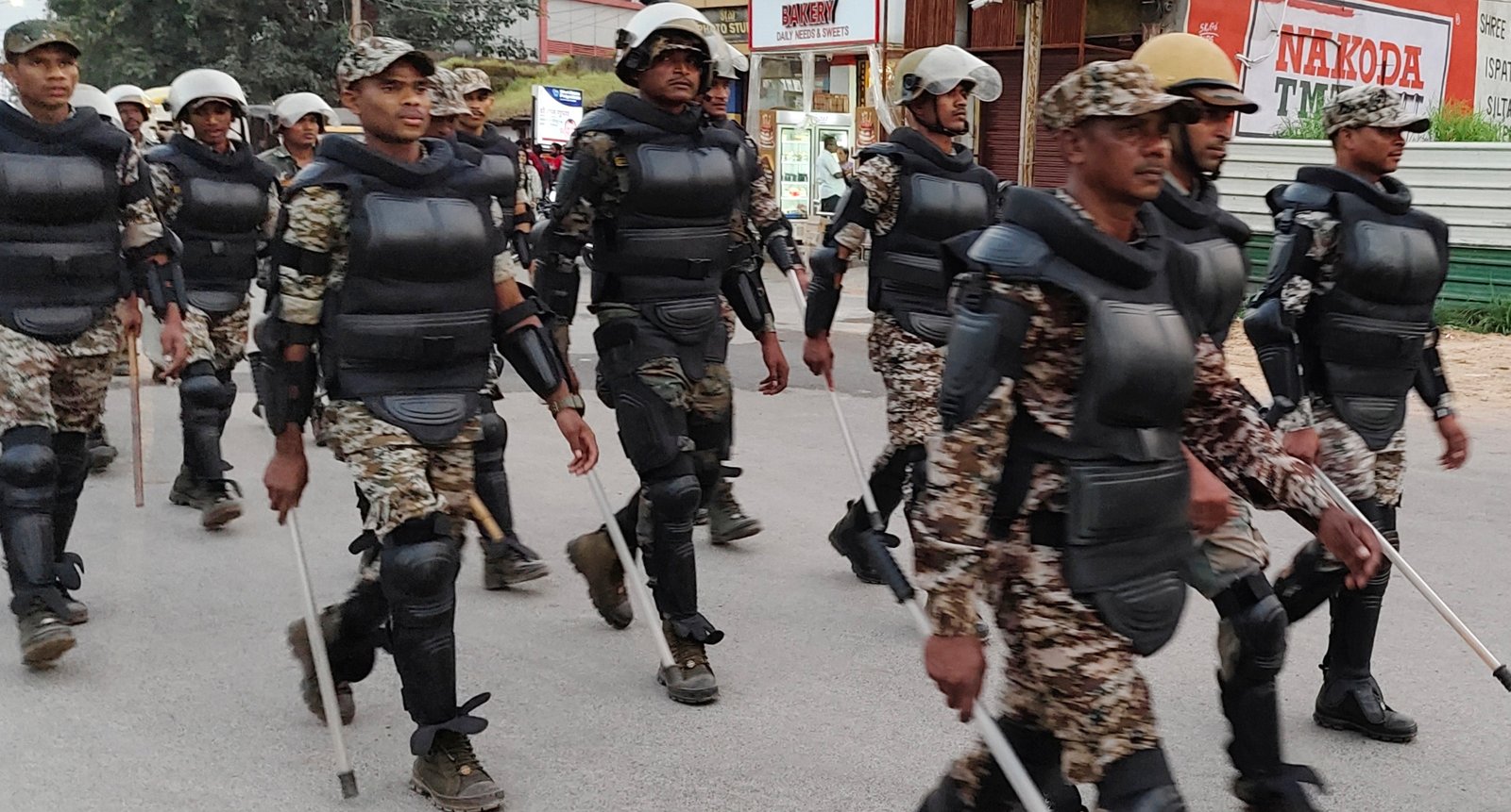 आगामी त्यौहार के मद्देनज़र बस्तर पुलिस द्वारा निकाला गया फ्लैगमार्च