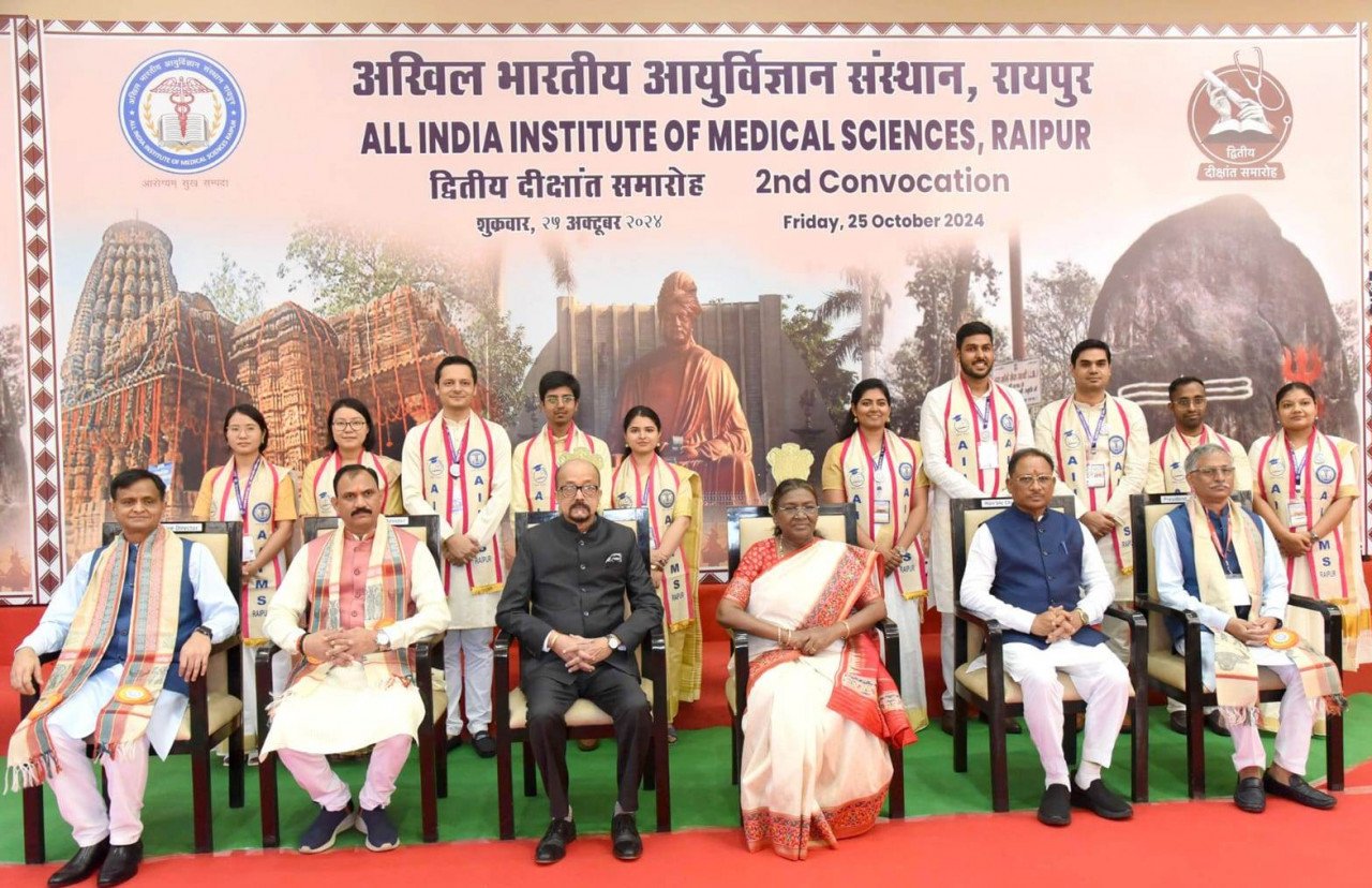 चिकित्सक हमेशा मानवीय मूल्यों के साथ कार्य करें : श्रीमती द्रौपदी मुर्मु