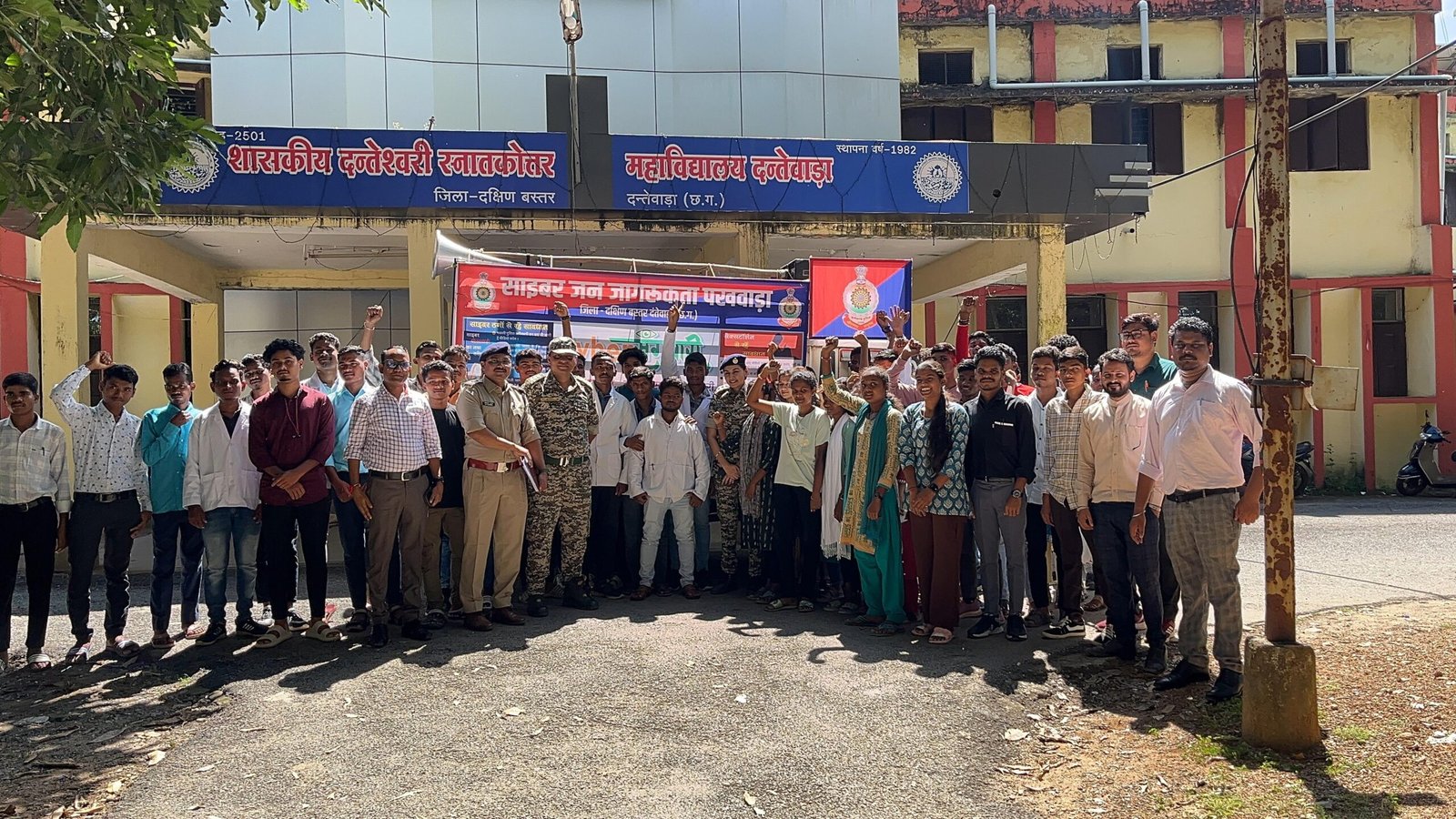 दन्तेवाड़ा पुलिस डिजिटल सुरक्षा को सशक्त बनाने साईबर संगवारी रथ से लोगों को कर रहे जागरुक