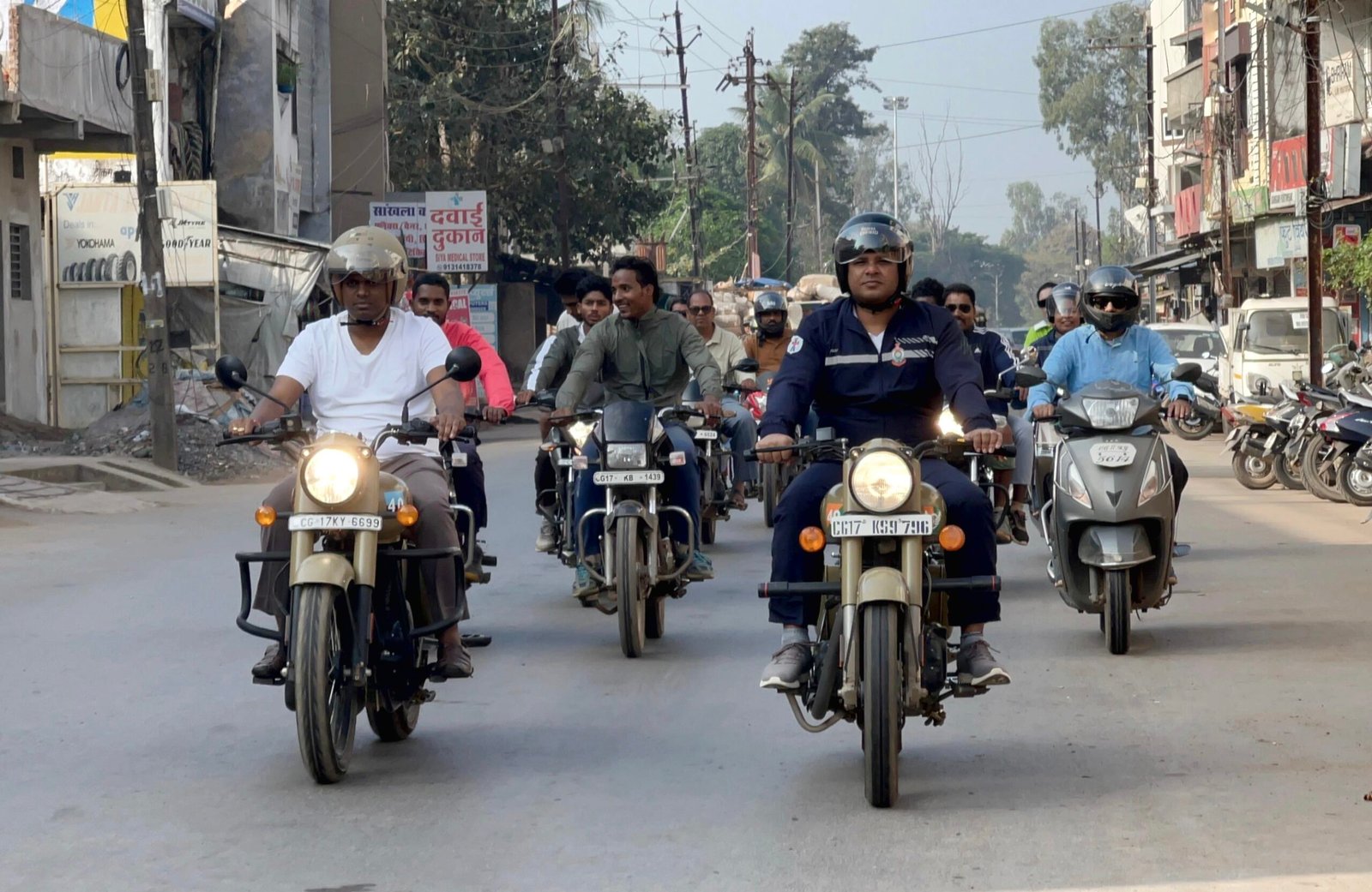कलेक्टर, एसपी ने मोटरसाइकिल चलाकर बस्तर ओलंपिक के लिए लोगों को किया जागरूक