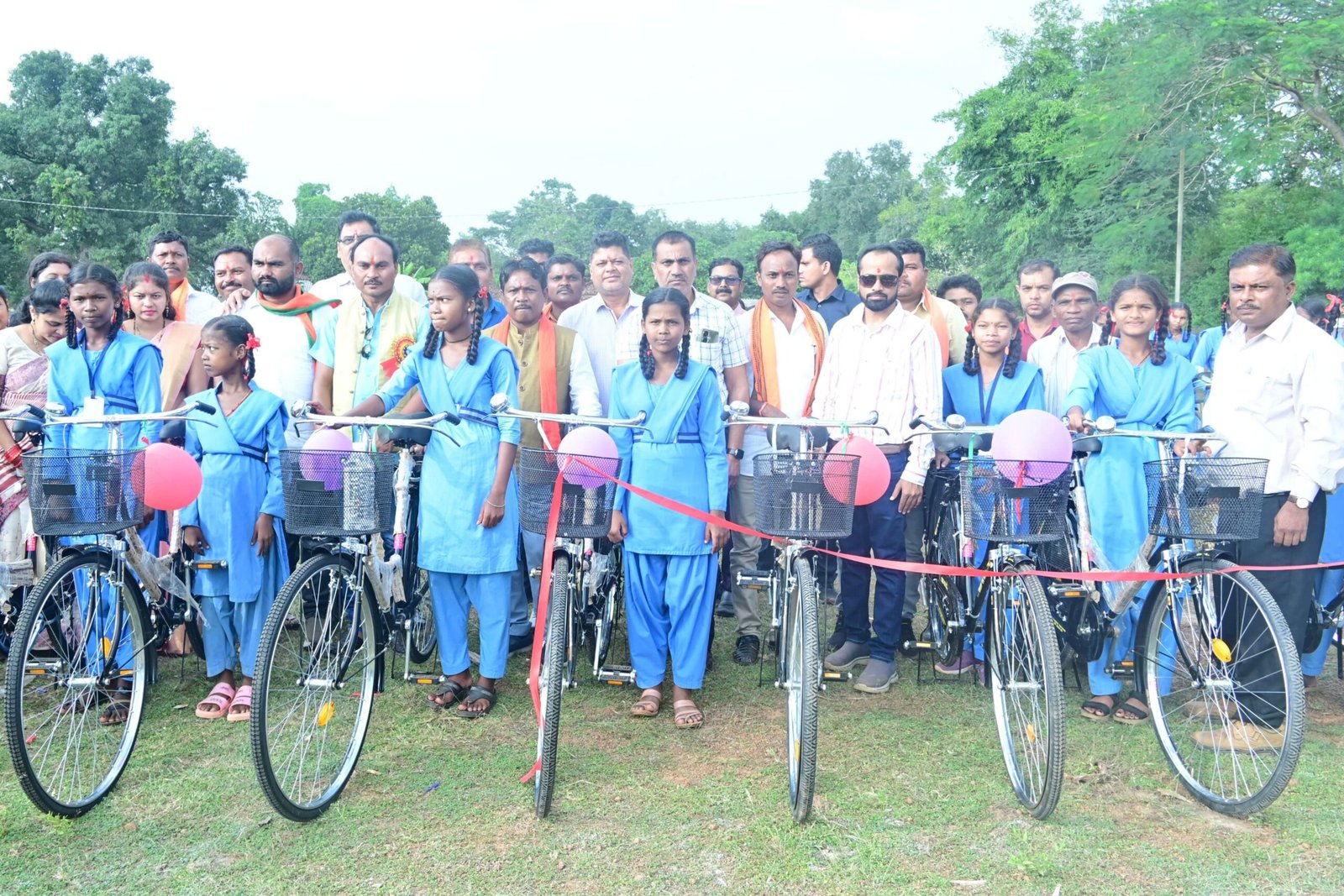 सांसद ने छात्राओं को निशुल्क साइकिल का किया वितरित किया